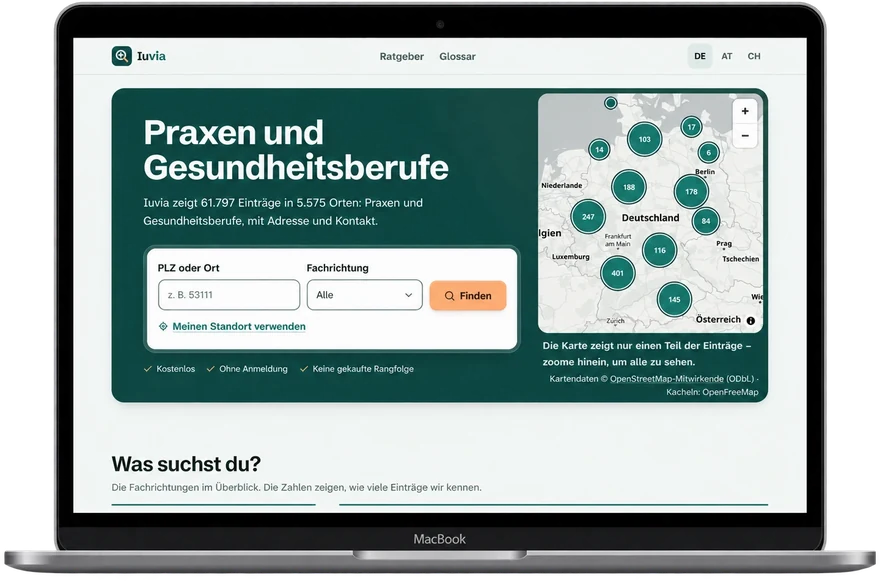Iuvia, Verzeichnis für Praxen und Gesundheitsberufe, mit Suche nach PLZ und Fachrichtung und Karte auf einem Laptop